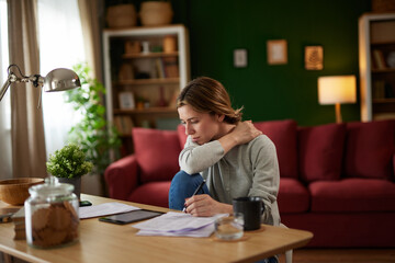 Obraz premium Women using digital tablet to check her finances at home office