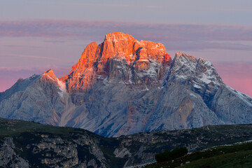 Alpenglühen in den Dolomiten im Herbst