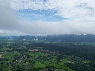 Obraz premium 라오스 방비엥의 원시자연 풍경, 산맥과 춤추는 구름들