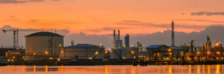 Badkamer foto achterwand Antwerp Harbor Belgium Sunset with a large oil tanker at an oil gas LPG terminal  © Chirapriya
