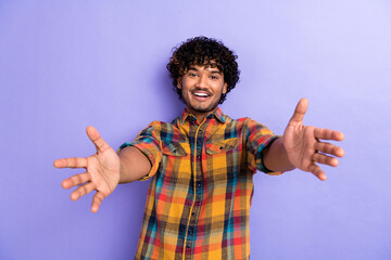 Photo of cheerful funky man toothy smile raise opened arms welcome invite you isolated on violet color background