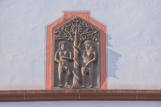 Relief S&uuml;ndenfall Adam und Eva  mit Baum der Erkenntnis mit Schlagschatten am historischen Gasthaus zum Schwanen in Haigerloch