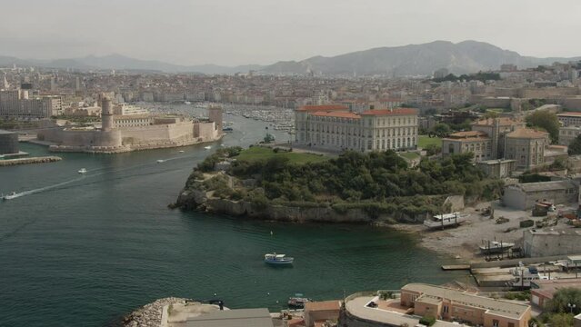 Vieux port de Marseille avec le palais du Pharo