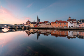 Regensburg mit Donau am Morgen zum Sonnenaufgang.