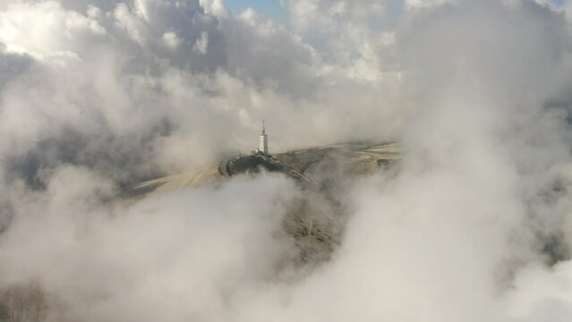 Sommet du Mont Ventoux &agrave; travers les nuages