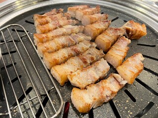 불판위에 올라가 있는 돼지고기 사진