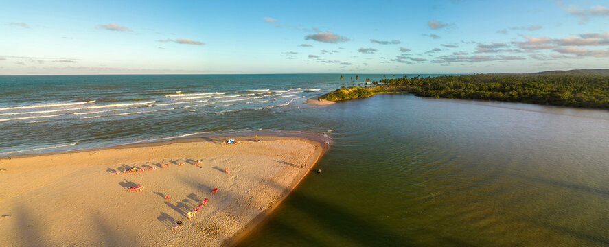 Imagem a&eacute;rea da Praia da Barra do Itariri, munic&iacute;pio de Conde, Bahia, Brasil