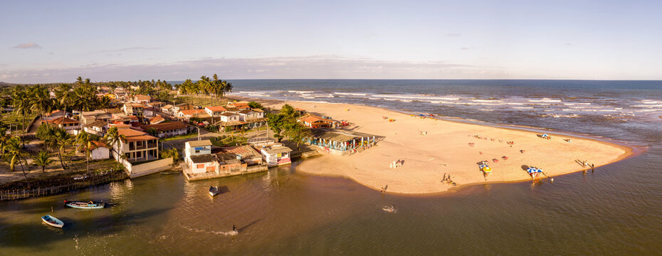 Imagem a&eacute;rea da Praia da Barra do Itariri, munic&iacute;pio de Conde, Bahia, Brasil