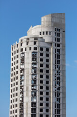 Obraz premium Storey unfinished house against the blue sky