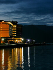 湖畔のリゾートホテル夜景