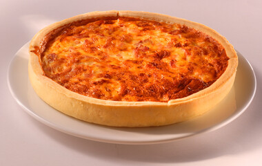 Quiche auf weisser Porzellanplatte