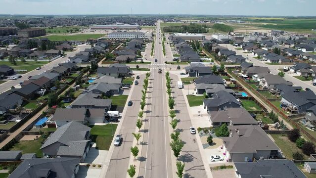 Discover Warman, Saskatchewan from the skies. Drone footage unveiling its dynamic mix of urban growth and natural beauty.
