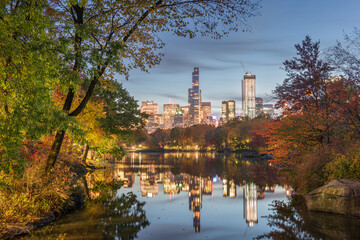 Central Park during Autumn in New York City - obrazy, fototapety, plakaty