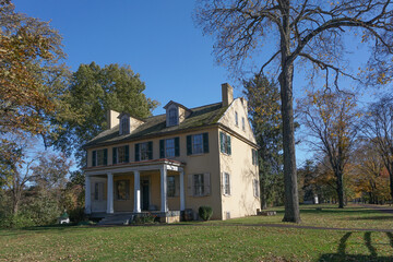Washington Crossing, PA: Mahlon K. Taylor House (c. 1817), home of a founder of Taylorsville, now known as Washington Crossing, on the Delaware River. - obrazy, fototapety, plakaty