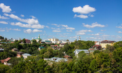 Obraz premium panoramic top view of the old city of vladimir with historical architecture among the lush green foliage of trees on a sunny summer day