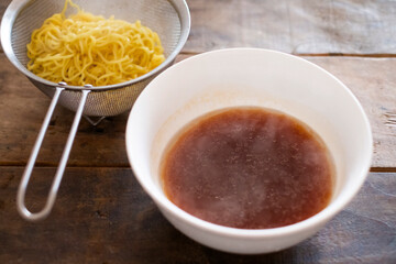 即席ラーメンを作る