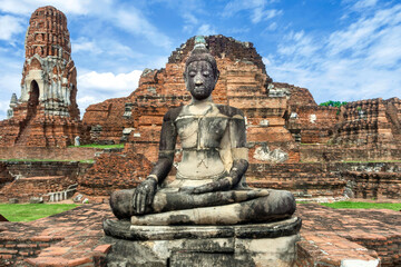 Fototapeta premium Ruined buddha statue in ancient at Ratchaburana temple,Ayutthaya thailand