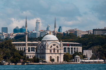 Fototapeta na wymiar Behind the view of the mosque from the Bosphorus, and in front of the Beşiktaş stadium, there are ferries. Istanbul Türkiye