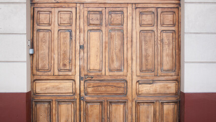 Puerta de madera en fachada urbana