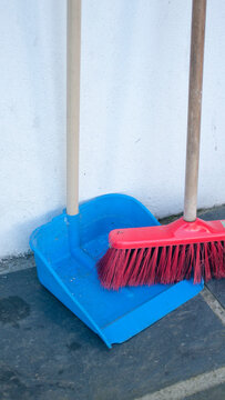 Escoba roja y recogedor azul