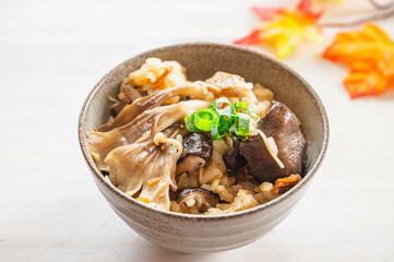 旨味あふれるキノコご飯