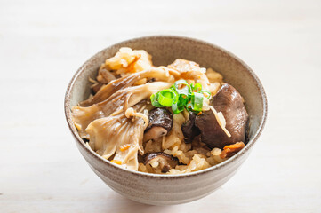 旨味あふれるキノコご飯