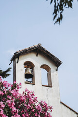 Vue sur la chapelle et clocher du village de Palalda à Amélie-les-Bains, France