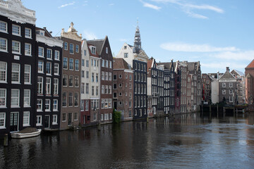 Casas junto a los canales en Amsterdam
