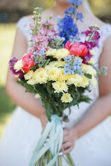 bride holding bouquet