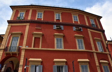 Rote Altbaufassade in der Altstadt von Bologna