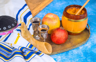 Rosh hashanah holiday understanding jewish new year its symbols with apples, honey, pomegranate,...