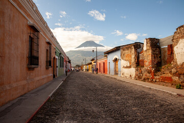 Fototapeta na wymiar Antigua street with volcano 