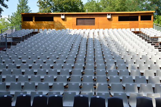 leere Sitze im Theater