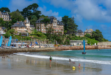 Urlaub in der Bretagne, Frankreich: Der Strand Plage de Saint-Guirec mit schönen alten Häusern