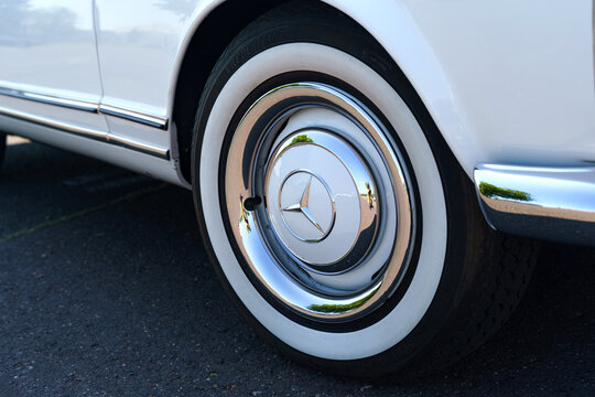 A vintage Mercedes-Benz 280 SL Pagoda. View of the logo wheel.