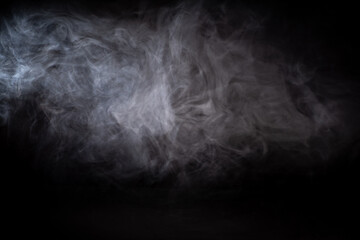 prawdziwy dym na czarnym tle jako tło do projektu - obrazy, fototapety, plakaty