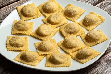Plato con raviolis al huevo hechos en casa.
