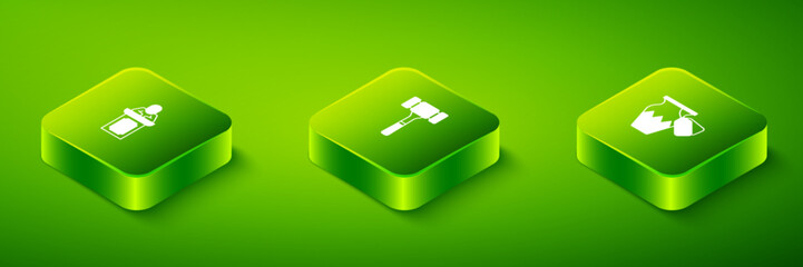 Obraz premium Set Isometric Auction hammer, ancient vase and auctioneer sells icon. Vector