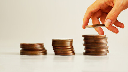 Dividend yield is shown with photo of coins