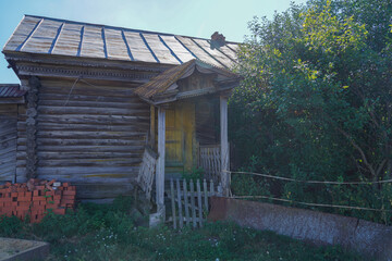 Fototapeta na wymiar abandoned house in the countryside