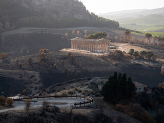 l'antico tempio di Segesta circondato da intere aree di terreno bruciate dagli incendi.