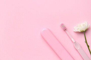 Toothbrush, case and chamomile flower on pink background - obrazy, fototapety, plakaty