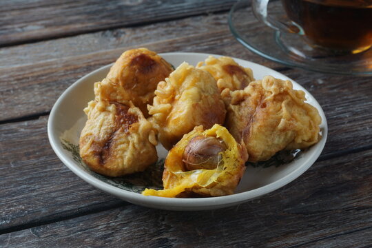 Delicious and crispy fried cempedak fruits.