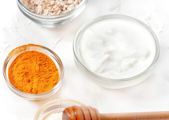 Natural face mask with turmeric powde and yogur