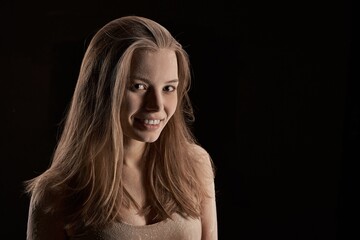 Naklejka premium Young pretty woman soiled in sand smilling into camera