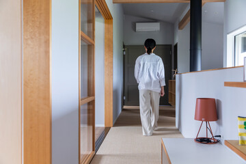 家の廊下を歩く女性　woman walking in the corridor of the hou