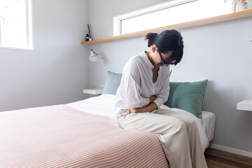 Fototapeta premium 腹痛を訴える女性 woman complaining of abdominal pain
