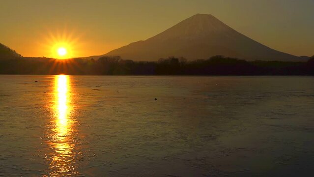 山梨県　本栖湖から見た富士山の夜明け