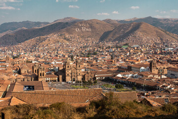 Vista de la ciudad de Cusco desde el Mirador San Cristóbal con la plaza de Armas y sus alrededores