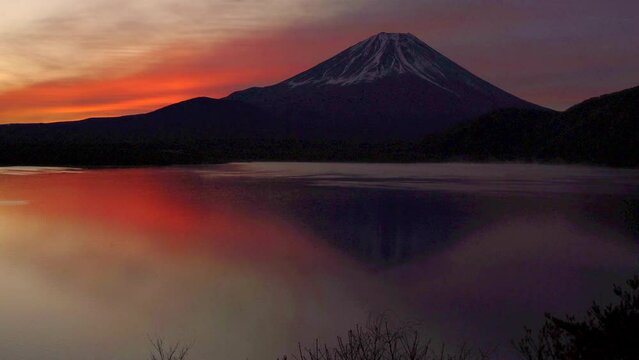 山梨県　未明の本栖湖から見た富士山